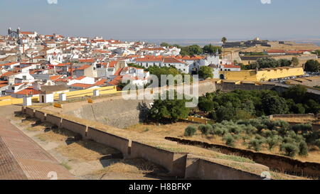 ELVAS, PORTUGAL: Blick auf die Altstadt von der Stadtmauer mit Forte de Santa Luzia im Hintergrund Stockfoto