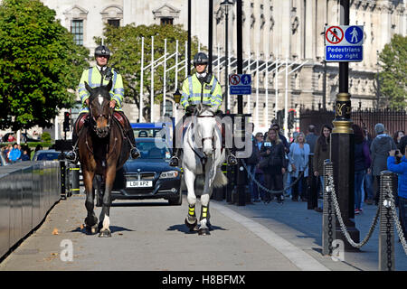 London, England, Vereinigtes Königreich. Berittene Polizei Offiziere in Parliament Square Stockfoto