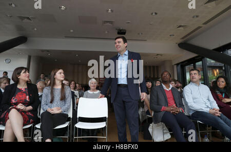 Andy Burnham kommt bei einer Veranstaltung in Manchester zu sprechen, wo er seine Kampagne, Bürgermeister von Greater Manchester werden ins Leben gerufen. Stockfoto