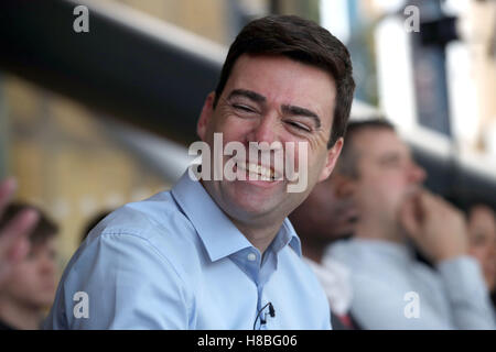 Andy Burnham kommt bei einer Veranstaltung in Manchester zu sprechen, wo er seine Kampagne, Bürgermeister von Greater Manchester werden ins Leben gerufen. Stockfoto