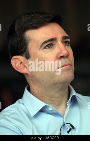 Andy Burnham kommt bei einer Veranstaltung in Manchester zu sprechen, wo er seine Kampagne, Bürgermeister von Greater Manchester werden ins Leben gerufen. Stockfoto