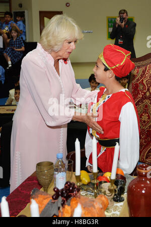 Die Herzogin von Cornwall tritt ein Tudor fest, als sie einige der Schüler und Lehrer an der St. Christopher School in Manama, der Hauptstadt von Bahrain, bei einem Besuch in das Land durch das Königspaar im Rahmen ihrer Tour im Nahen Osten begegnet. PRESS ASSOCIATION Foto, Foto Datum: Donnerstag, 10. November 2016. Vgl. PA Geschichte ROYAL Tour. Bildnachweis sollte lauten: John Stillwell/PA Wire Stockfoto