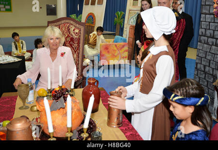 Die Herzogin von Cornwall tritt ein Tudor fest, als sie einige der Schüler und Lehrer an der St. Christopher School in Manama, der Hauptstadt von Bahrain, bei einem Besuch in das Land durch das Königspaar im Rahmen ihrer Tour im Nahen Osten begegnet. PRESS ASSOCIATION Foto, Foto Datum: Donnerstag, 10. November 2016. Vgl. PA Geschichte ROYAL Tour. Bildnachweis sollte lauten: John Stillwell/PA Wire Stockfoto