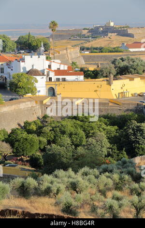 ELVAS, PORTUGAL: Die Stadtmauern und Forte de Santa Luzia im Hintergrund Stockfoto