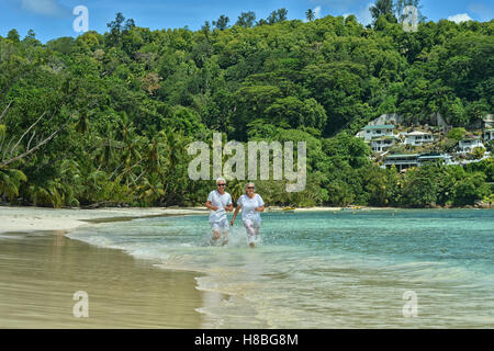 älteres Ehepaar auf Strand Stockfoto