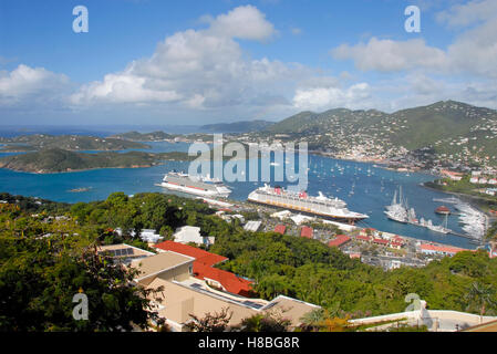 Schiffe und Boote im Hafen, von Paradise Point, St Thomas, Karibik gesehen Stockfoto