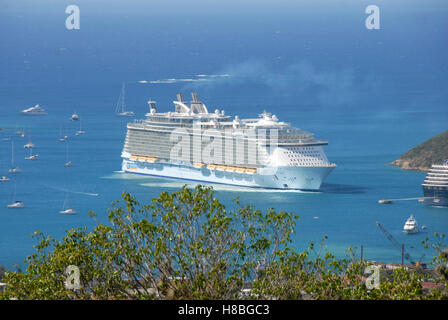 Große Kreuzfahrtschiffe in den Hafen, St Thomas, Karibik Stockfoto