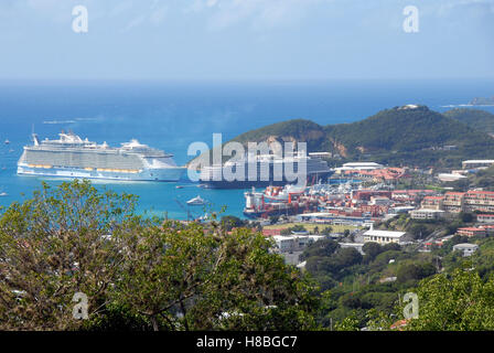 Große Kreuzfahrtschiffe in den Hafen, St Thomas, Karibik Stockfoto