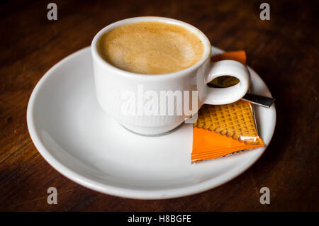 Kaffeebecher mit Keks auf rustikalen Tisch, Vintage-Stil Stockfoto