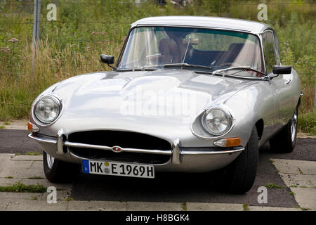 Deutschland, Teilnehmer einer Oldtimer-Rallye, Jaguar E-Type. Stockfoto