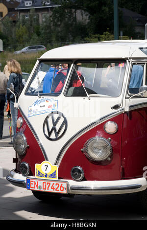 Deutschland, Teilnehmer an einer Oldtimer-Rallye, Volkswagen T1, VW-Bus, genannt Bulli. Stockfoto