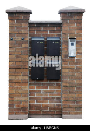 Auf einer Mauer hängen Standard Metallbriefkästen und die elektronische Schalttafel Haus Schutz und Kontrolle. Isoliert mit patch Stockfoto