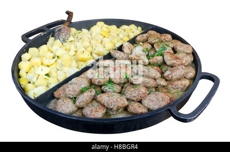 Schnitzel und Salzkartoffeln mit Petersilie in einer großen Pfanne für die großen Unternehmen. Isoliert Stockfoto
