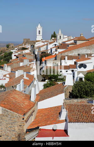 MONSARAZ, PORTUGAL: Blick auf das mittelalterliche Dorf von der Burg Stockfoto