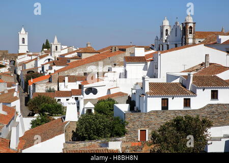 MONSARAZ, PORTUGAL: Blick auf das Dorf von der mittelalterlichen Burg Stockfoto