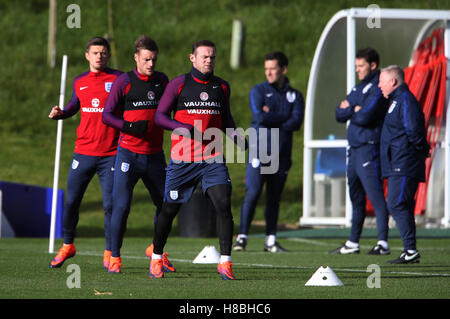 Englands Wayne Rooney, Jamie Vardy und Arron Cresswell (links) während des Trainings im St. Georges Park, Burton. Stockfoto