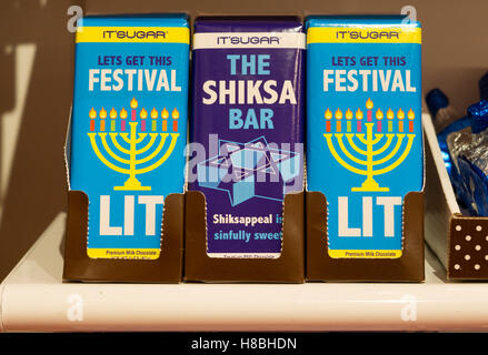 Lustige Hanukkah Geschenk Schokolade Bars zum Verkauf an It'sugar am Broadway in Greenwich Village, New York City Stockfoto