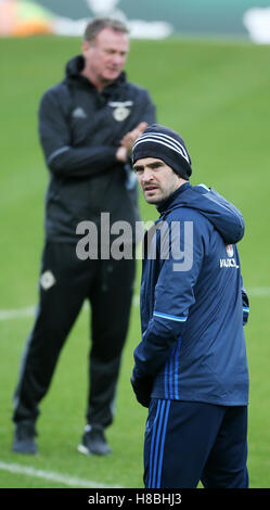 Northern Ireland Manager Michael O'Neill und Spieler Kyle Lafferty (rechts) während des Trainings im Windsor Park, Belfast. Stockfoto