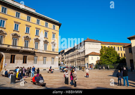 Menschen warten auf Leonardo da Vincis Abendmahl, Piazza di Santa Maria Delle Grazie, Mailand, Lombardei, Italien zu sehen Stockfoto