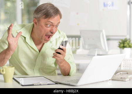 Gestressten Geschäftsmann mit smartphone Stockfoto