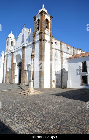 MONSARAZ, PORTUGAL: Church Santa Maria da Lagoa mit Pranger im Vordergrund Stockfoto