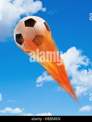 Fußball in Brand und fliegenden Fast in den Himmel. Stockfoto
