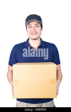 Lächelnden schönen asiatischen Lieferung Mann mit Mütze, geben und tragen Paket, Karton box, geben Daumen hoch, isoliert Stockfoto
