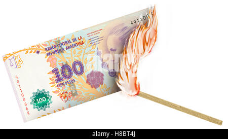 Eine Banknote wird von einer Übereinstimmung mit dem Brennen in einer großen Flamme verbrannte. Stockfoto