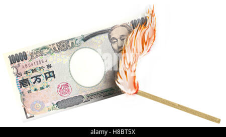 Eine Banknote wird von einer Übereinstimmung mit dem Brennen in einer großen Flamme verbrannte. Stockfoto