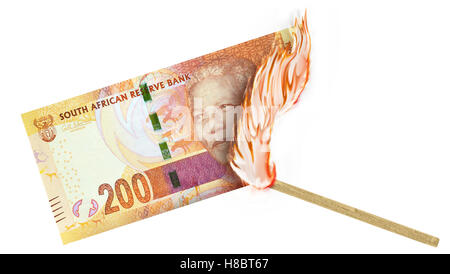 Eine Banknote wird von einer Übereinstimmung mit dem Brennen in einer großen Flamme verbrannte. Stockfoto