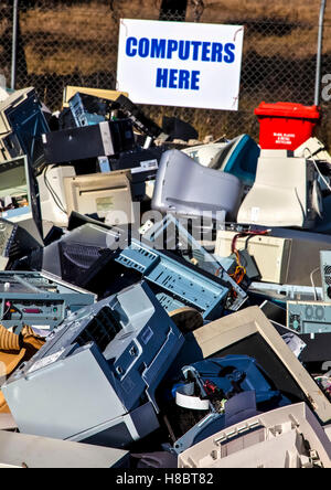 Computer und Monitore für das recycling gestapelt Stockfoto
