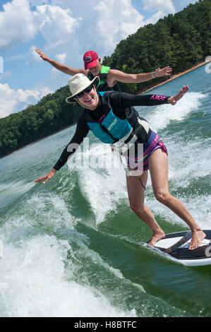 Älteres paar Wachen Surfen zusammen im See Hartwell, Georgia/South Carolina. (USA) Stockfoto