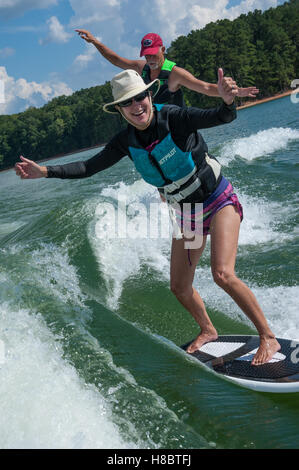 Senior Paar genießt aktiven Lebensstil von Wake Surfen zusammen im See Hartwell, Georgia/South Carolina. (USA) Stockfoto