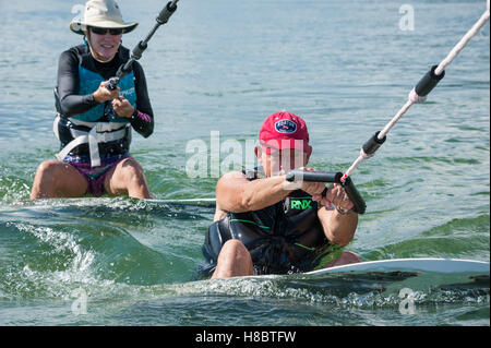 Senior Wakesurfers ausziehen hinter einer Mastercraft Wakesurfen Boot auf See Hartwell zwischen Georgia und South Carolina, USA. Stockfoto