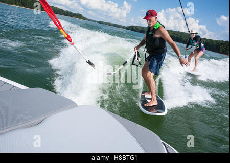 Älteres Paar genießt einen Tag von Wake Surfen zusammen auf See Hartwell Georgia/South Carolina. (USA) Stockfoto