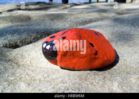 steine als marienkaefer bemalen, marienkäfer-symbol stockfoto, bild: 104845349 - alamy, Design ideen