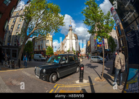 London Taxi Cab an sieben Zifferblätter, Covent Garden in London. Stockfoto