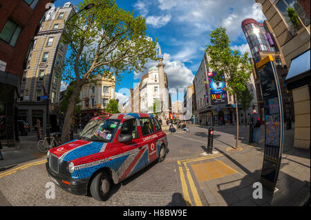 London Taxi Cab an sieben Zifferblätter, Covent Garden in London. Stockfoto