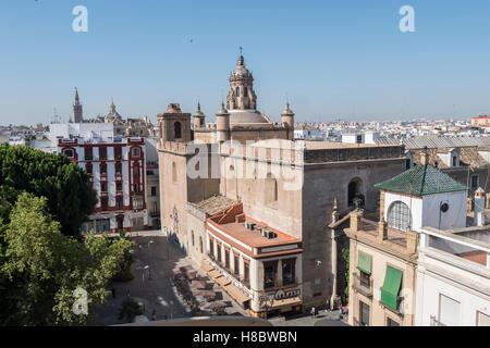 Mariä Verkündigung, Giralda und Sevilla Kathedrale im Hintergrund, Sevilla, Spanien. Iglesia De La Anunciación, Giralda y Stockfoto