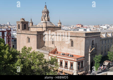 Kirche der Verkündigung und Giralda Cathedal im Hintergrund, Sevilla, Spanien. Iglesia De La Anunciación y Catedral De La Gi Stockfoto