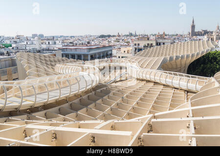 Blick vom Metropol Parasol, Kirche der Verkündigung und Giralda Kathedrale, Sevilla, Spanien. Vista Desde el Mirador Metropol Par Stockfoto