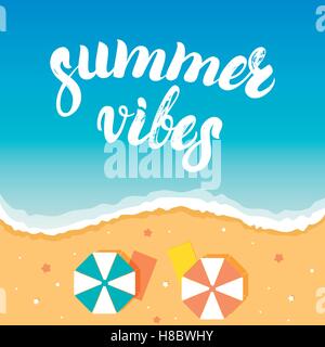 Sommer-Vibes hand geschriebenen Schriftzug auf einem Meer Strand Hintergrund. Pinselstruktur. Sommer Urlaub, Reisen, Urlaub. Vektor Interessenvertreter Stock Vektor