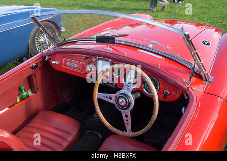 Klassische rote MG Cabrio auf dem Autosalon von Cornwall im Kernland, Pool England UK. Stockfoto