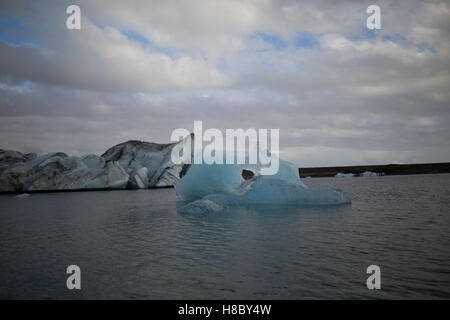 Blaue Gletscher schweben in einer Lagune am Jökulsárlón, im südöstlichen Island Stockfoto