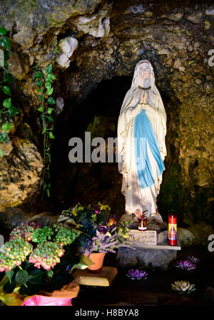 Notre Dame de Lourdes Grotte, Bcharre, nördlichen Libanon. Stockfoto