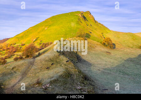 Chrom Hügel Parkhaus Hügel an einem frostigen Morgen im oberen Taube Tal, Peak District National Park Stockfoto