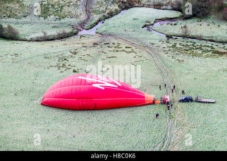 Ein natives Heißluftballon abheben von einem frostigen Feld in der oberen Dove Valley, Peak District National Park Stockfoto