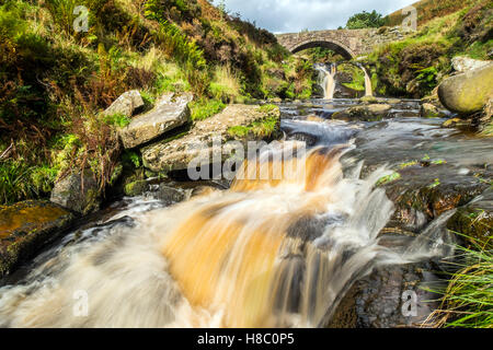 Drei Shires Brücke im Peak District, wo die Grafschaften Derbyshire, Staffordshire und Cheshire treffen Stockfoto