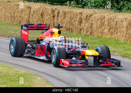 Red Bull-Renault tb8 2012 mit Fahrer Pierre Gasly in 2016 Goodwood Festival of Speed, Sussex, UK Stockfoto