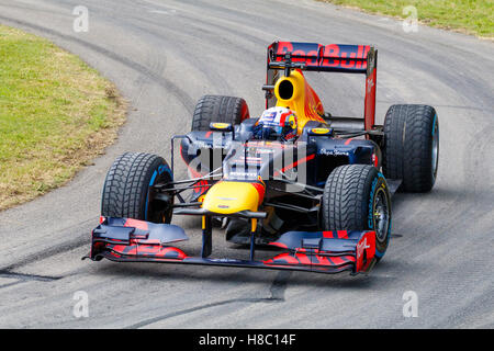 Red Bull-Renault tb8 2012 mit Fahrer Pierre Gasly in 2016 Goodwood Festival of Speed, Sussex, UK Stockfoto